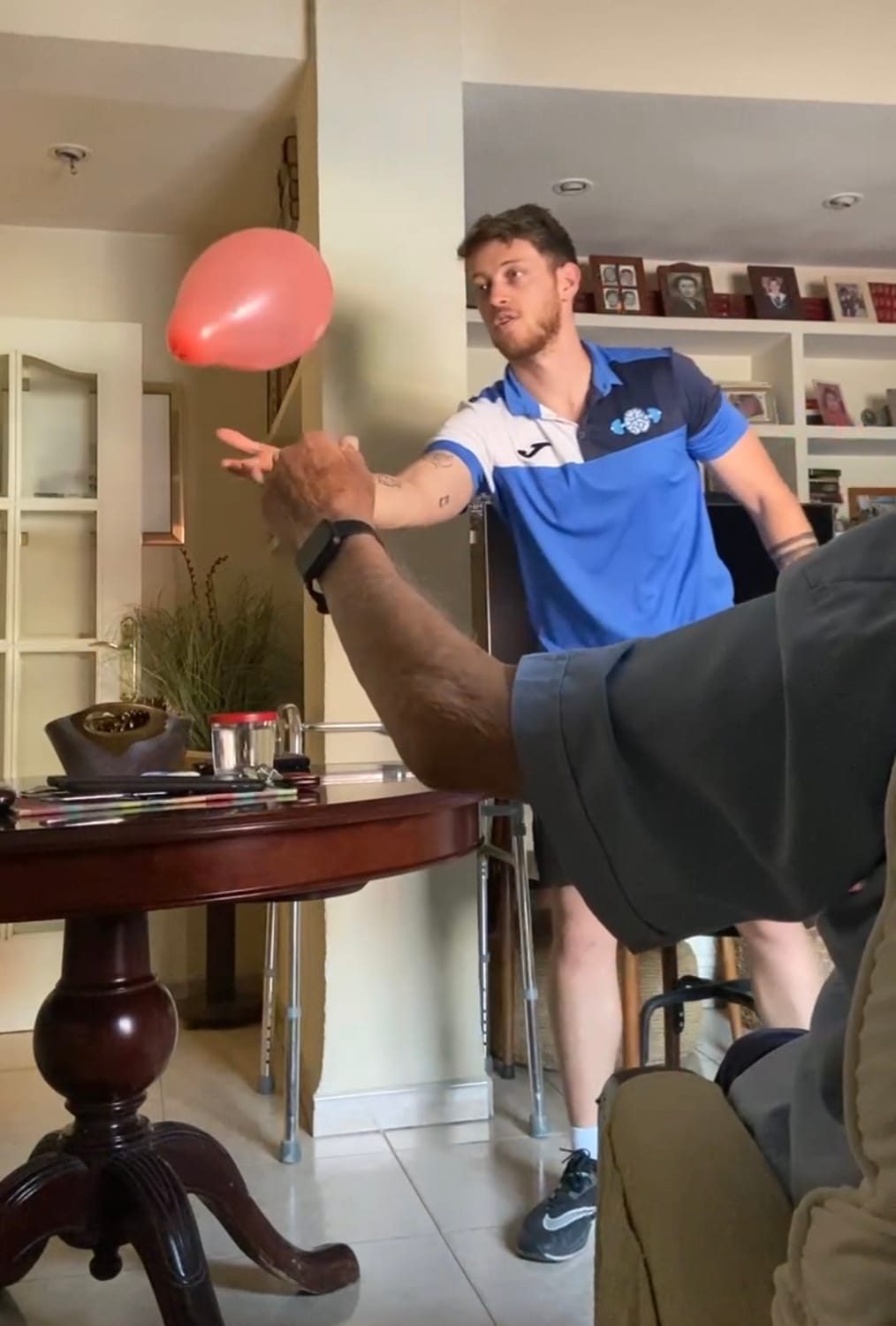 Ejercicio de reflejos con globo en casa